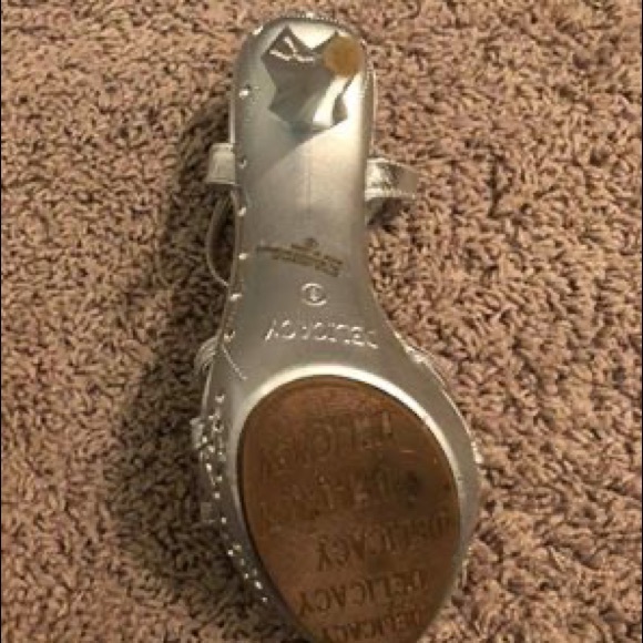 Delicacy Heels - Picture 3 of 3